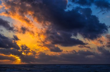Okyanusun üzerinde güzel bir gün doğumu. Riviera Maya. Yucatan. Meksika.