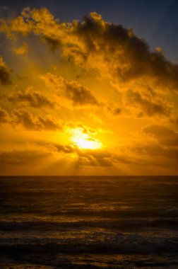 Okyanusun üzerinde güzel bir gün doğumu. Riviera Maya. Yucatan. Meksika.