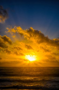 Okyanusun üzerinde güzel bir gün doğumu. Riviera Maya. Yucatan. Meksika.