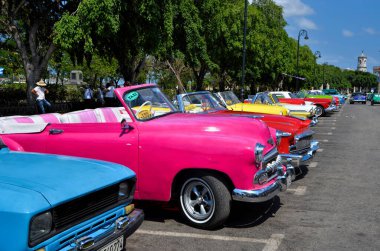 Havana sokaklarında retro arabalar var. Küba