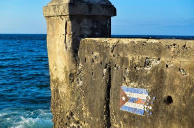 Havana rıhtımı boyunca yürü. Deniz manzaralı. Küba
