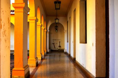 Müzenin avlusunda kemerli koridor. Çan kulesi. Trinidad. Küba