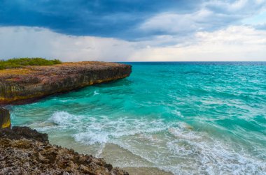 Fırtınadan önce okyanus manzarası. Kıyı şeridi dalgalar tarafından kıyıya sürükleniyor. Varadero. Küba.