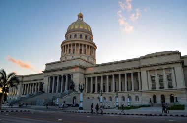 Havana şehir merkezindeki meclis binası. Küba