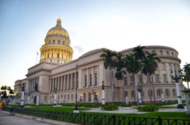 Havana şehir merkezindeki meclis binası. Küba
