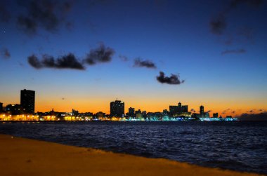 Rıhtımda renkli bir gün batımı. Havana. Küba
