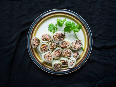 Tayland 'da popüler bir sağlık menüsü olan Pork Marul Paketleri baharatlı ve ekşi tuzla servis edilir. Kilo veren ve çok yararlı bir yiyecek olarak Tayland 'daki sağlıklı besin stoklarında yenebilir..