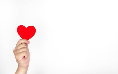 Adamın eli kırmızı kağıt, kalp şeklinde, beyaz arka plan