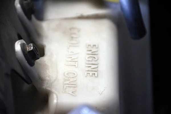 Белый Ящик Охлаждающей Жидкости Автомобиля Надписью Охлаждающая Жидкость Двигателя — стоковое фото