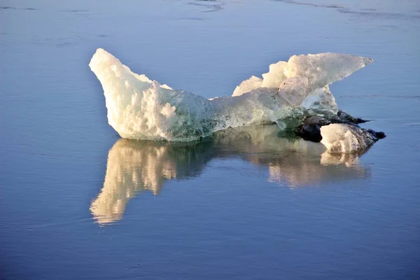İzlanda 'daki dağda hem suda hem de buzulda bolca buz var.