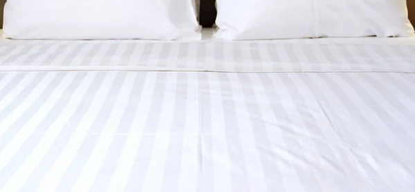 Rahat beyaz yatak seti yumuşak ve temiz görünüyordu. Beyaz çarşafa odaklan.