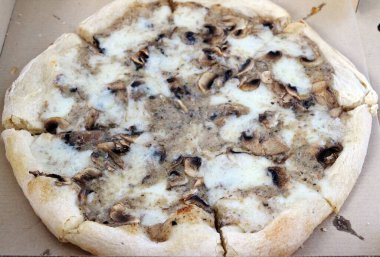 Mantarlı pizza. Karton kutunun üstüne koyup teslim etmeye hazır.