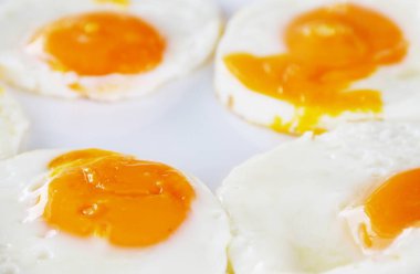 Az kaldı, yumurta sarısı ve yumurta sarısı beyaz tabakta.