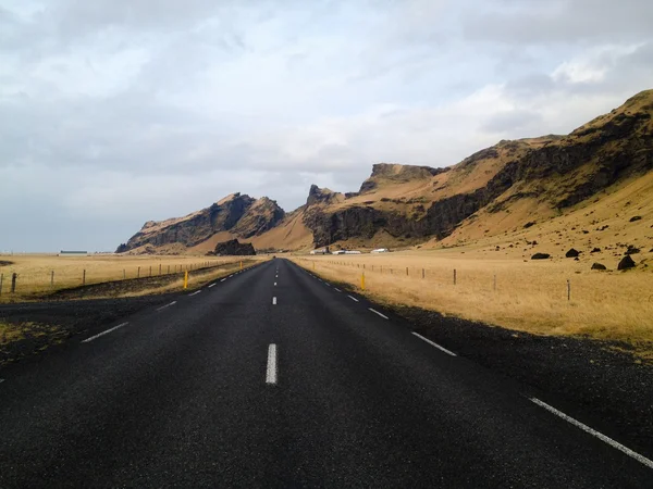 İzlanda siyah yolda