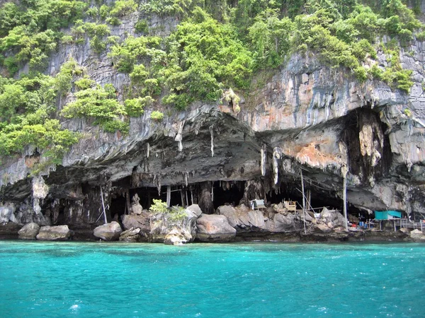 Turkuaz deniz arkasında Adası mağara — Stok fotoğraf