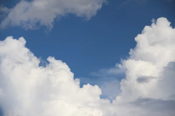 Sendo nuvem de coração — Fotografia de Stock