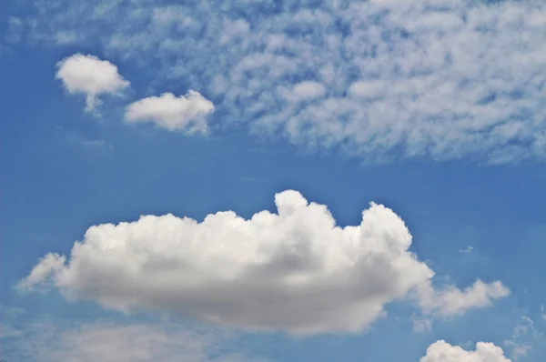 Nuvens pensantes — Fotografia de Stock