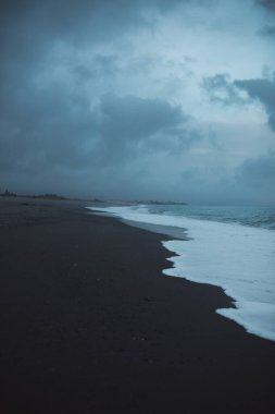 Yaklaşan fırtınayla ıssız okyanus sahilleri
