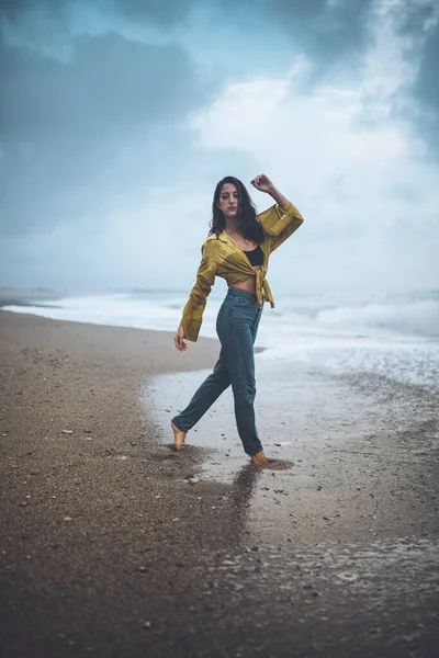 Mujer Joven Posando Playa Frente Océano Parada Agua —  Fotos de Stock