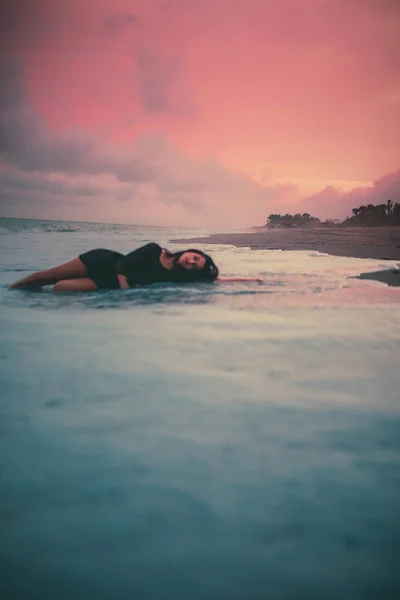 Young Woman Posing Beach Ocean Lying Water — Stock Photo, Image