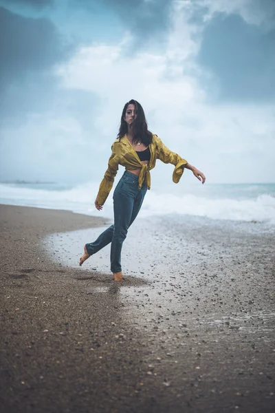 Wanita Muda Berpose Pantai Seberang Laut Berdiri Dalam Air — Stok Foto
