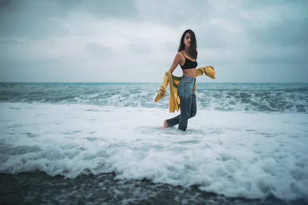 Wanita Muda Berpose Pantai Seberang Laut Berdiri Dalam Air — Stok Foto