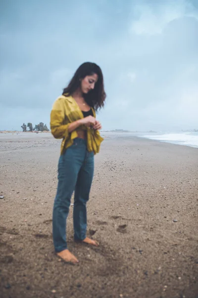 Mujer Joven Posando Playa Frente Océano —  Fotos de Stock