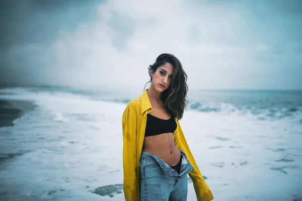 Young Woman Posing Beach Ocean Standing Water — Stock Photo, Image