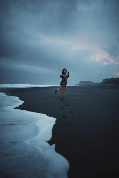 Wanita Muda Berpose Pantai Seberang Laut — Stok Foto