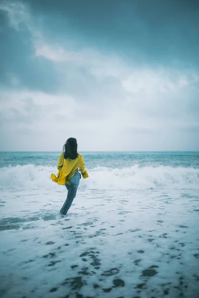 Wanita Muda Berpose Pantai Seberang Laut Berdiri Dalam Air — Stok Foto