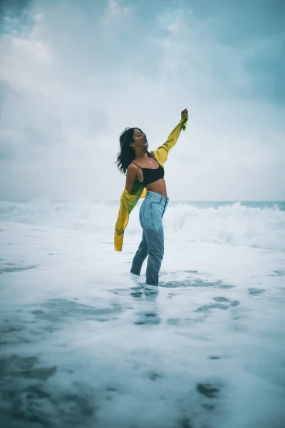 Young Woman Posing Beach Ocean Standing Water — Stock Photo, Image