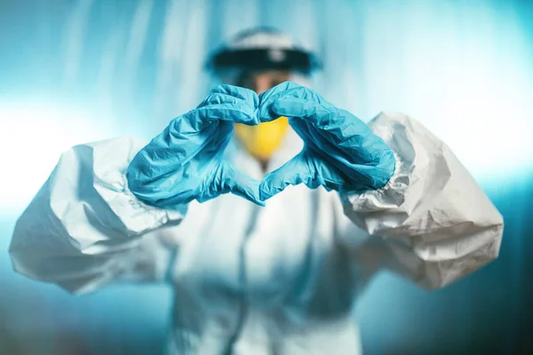 完全安全的妇女用双手配备有心脏征象的抗病毒药物 — 图库照片
