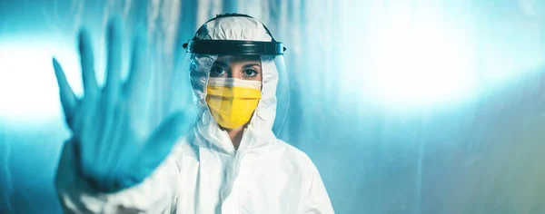 Tam güvenlikli antivirüs donanımlı bir kadın plastik perdenin arkasında saklanıyor.