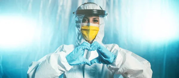 完全安全的妇女用双手配备有心脏征象的抗病毒药物 — 图库照片