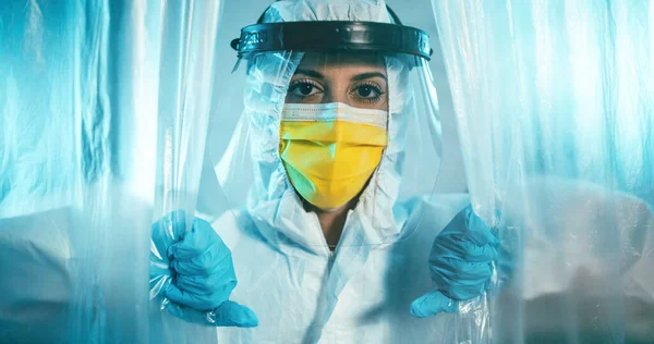 Tam güvenlikli antivirüs donanımlı bir kadın plastik perdenin arkasında saklanıyor.