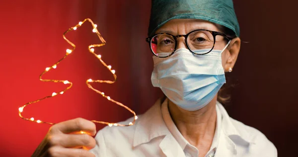 Médico Segurando Árvore Natal Forma Guirlanda Mão — Fotografia de Stock