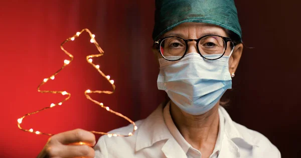 Médico Segurando Árvore Natal Forma Guirlanda Mão — Fotografia de Stock