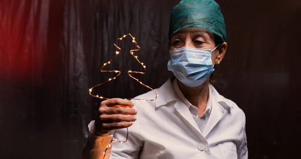 Lekarz Gospodarstwa Choinki Kształcie Girlandy Dłoni — Zdjęcie stockowe