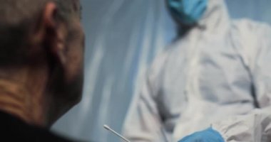 Doktor laboratuvarda COVID-19 testi yaptırıyor. 