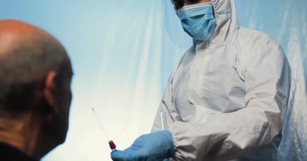 Dokter Mengambil Tes Untuk Covid Laboratorium — Stok Video