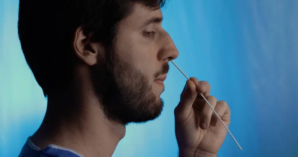 Samping Pandangan Manusia Menggunakan Kapas Swab Hidungnya — Stok Foto