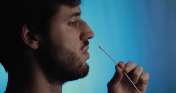 Burnunda Pamuk Çubuğu Olan Bir Adamın Yan Görüntüsü — Stok video