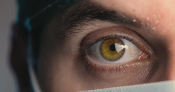 Beskärda Bilder Mannen Tittar Kameran Med Medicinsk Mask Ansiktet — Stockvideo
