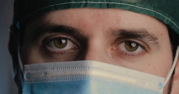 Aufnahmen Eines Mannes Mit Medizinischer Maske Der Die Kamera Nickt — Stockvideo