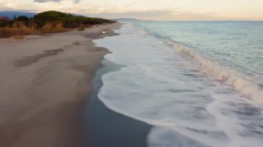 Gün batımında plajda araba sürüyor. 