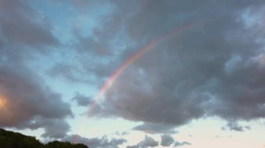 Gökkuşağı bulutlu güzel günbatımı gökyüzü 
