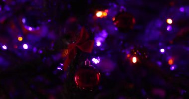 Noel oyuncakları ve ışıklar manzarayı kapatır 