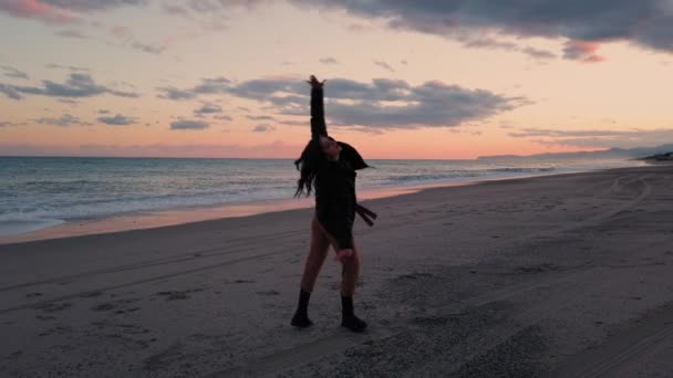 Hermosa Chica Con Botas Negras Está Playa Cerca Del Océano — Vídeos de Stock