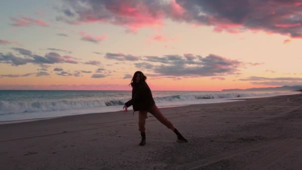 부츠를 아름다운 소녀가 해변에 — 비디오