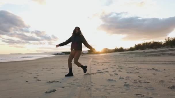 Menina Bonita Com Botas Pretas Está Praia Perto Oceano — Vídeo de Stock
